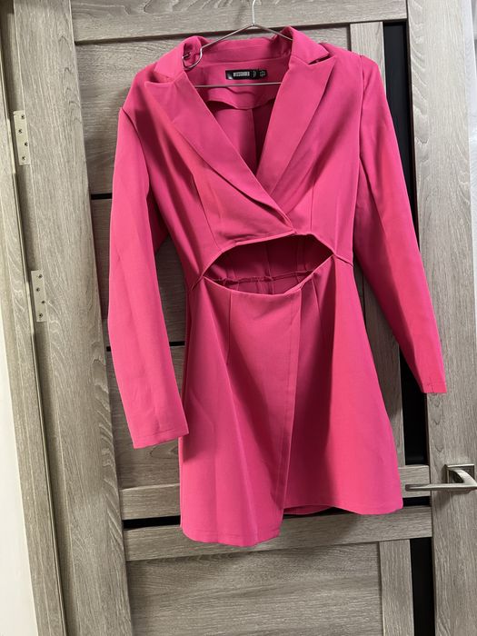 Красиве рожеве плаття із вирізом