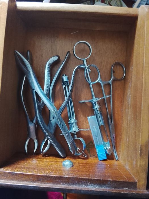 Consultório Dentário com vários equipamentos pronto para trabalhar com