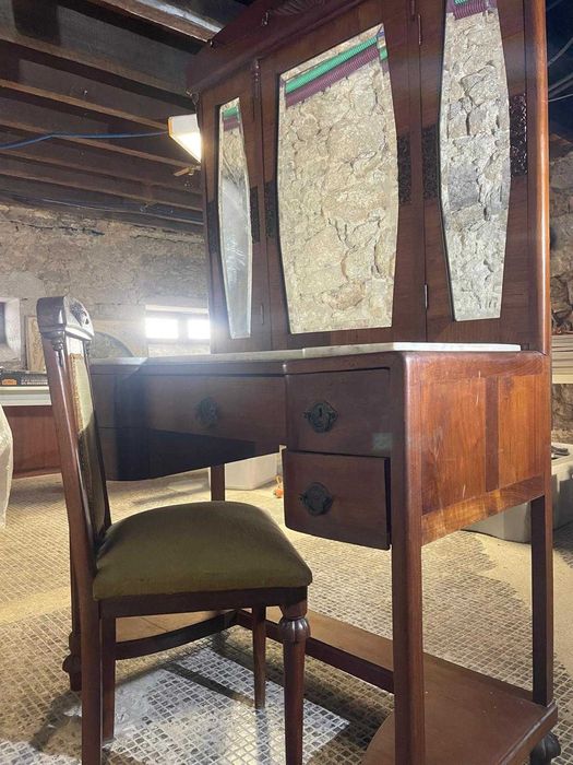 contador antigo com espelho e cadeira