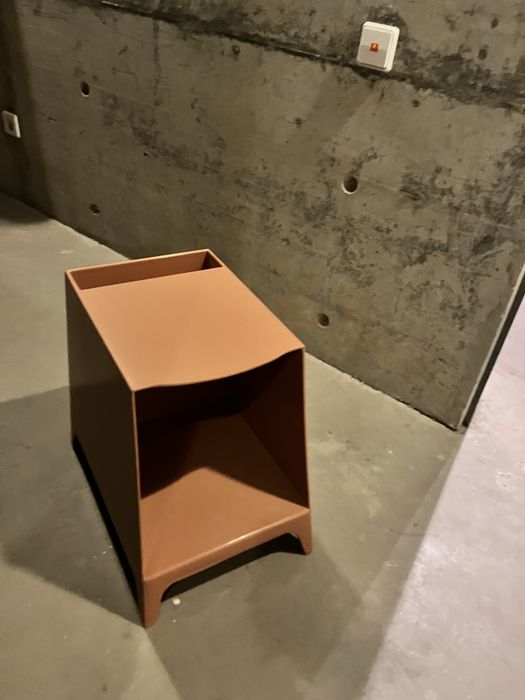 Mesa de cabeceira em PVC da Kinda