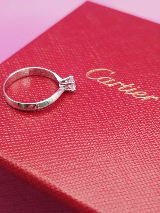 Элегантное  кольцо Cartier с бриллиантом в классическом дизайне
