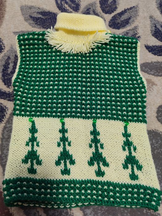 Продам вязаную жилетку на малыша до 3 лет