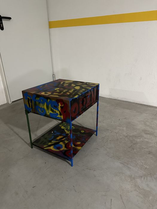 Móvel de alta qualidade alterado com graffitie (peça única)