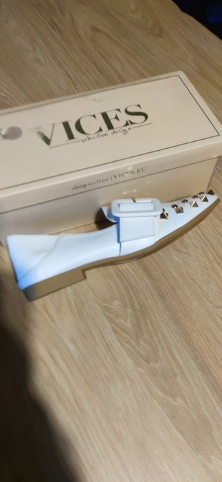 Buty nowe mokasyny dżety klamry białe 36