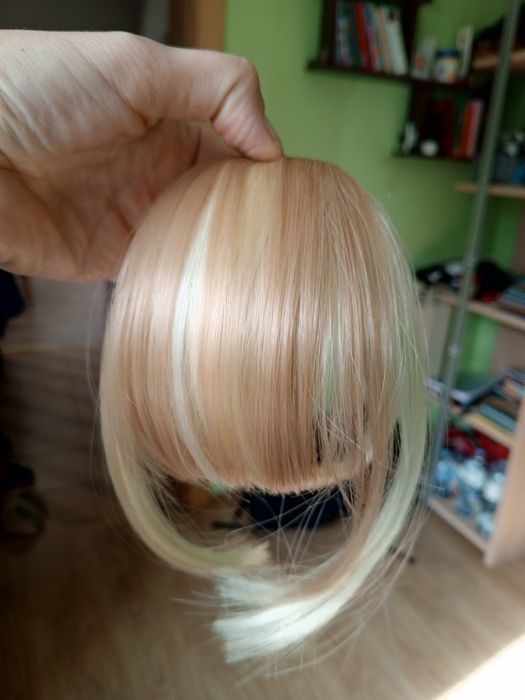 Grzywka blond z domieszką ciemniejszych włosów