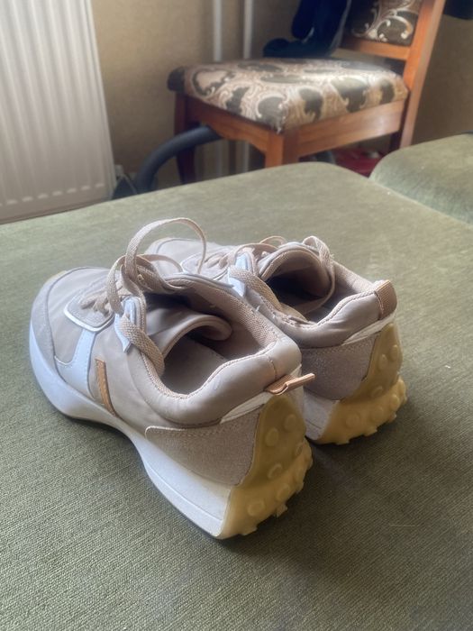 Продам Женские кросовки