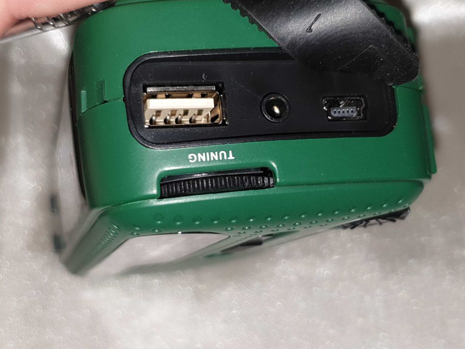 Rádio de Emergência c/ Manivela Manual, Painel Solar, Lanterna, Alarme