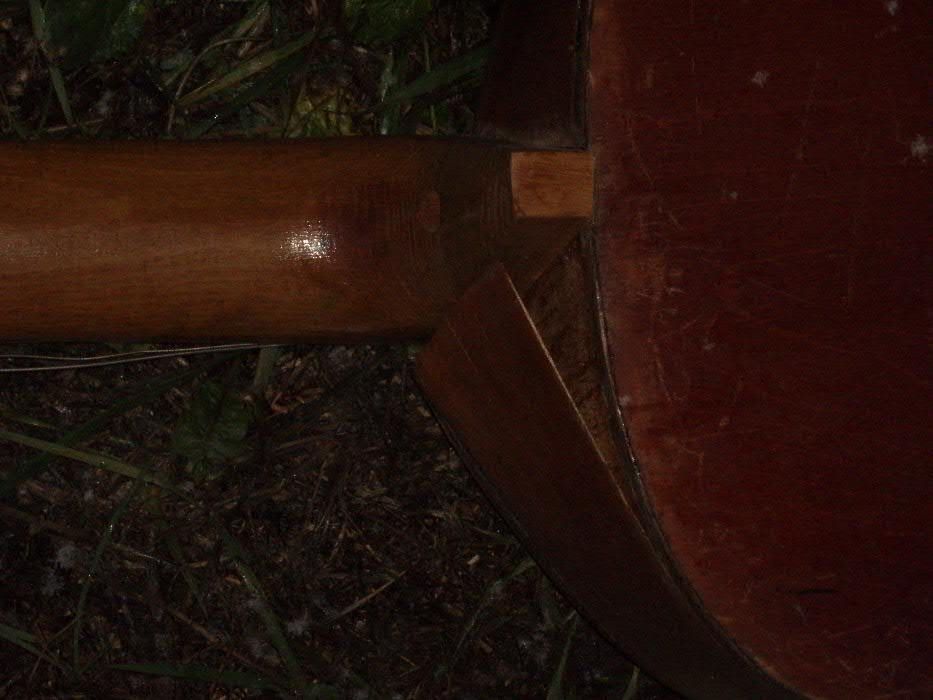 Гитару треб.подклейки или на запчасти.;футляр утепленный(обмен)