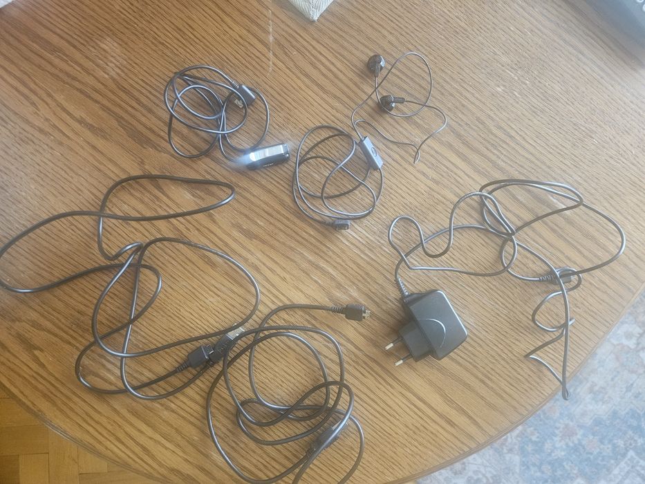 Akcesoria LG ładowarka STA-P52ED słuchawki kable USB