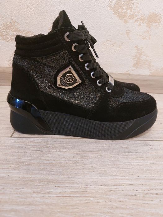 Продам жіночі снікерси.