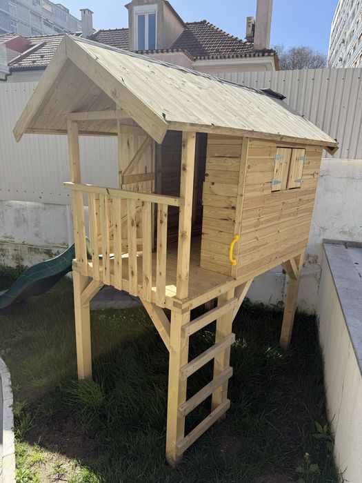 Casinha com escorrega e baloiço de jardim