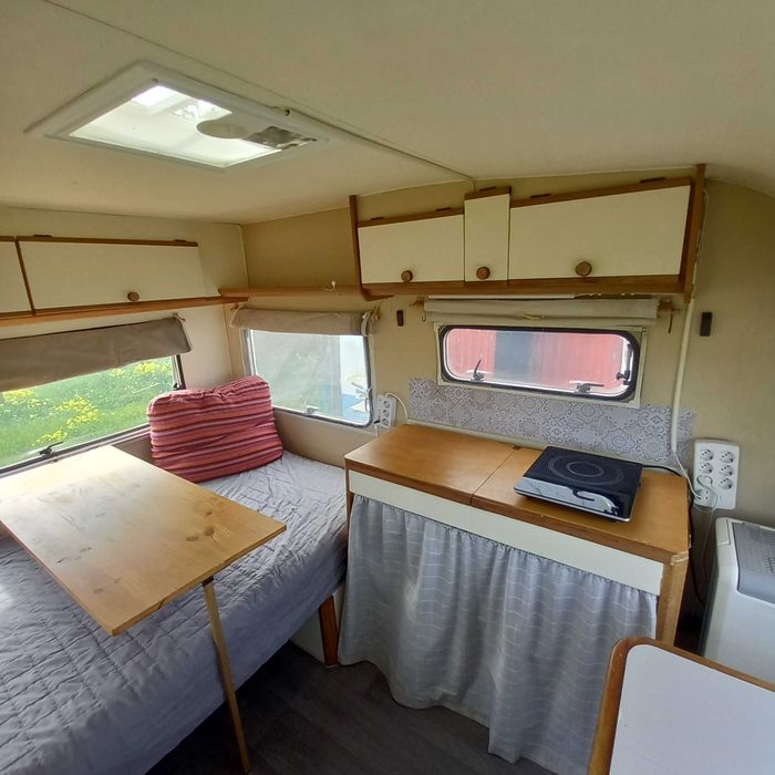 Caravana Vintage Restaurada – Pluma (1991) – 490kg – Pronta a Viajar