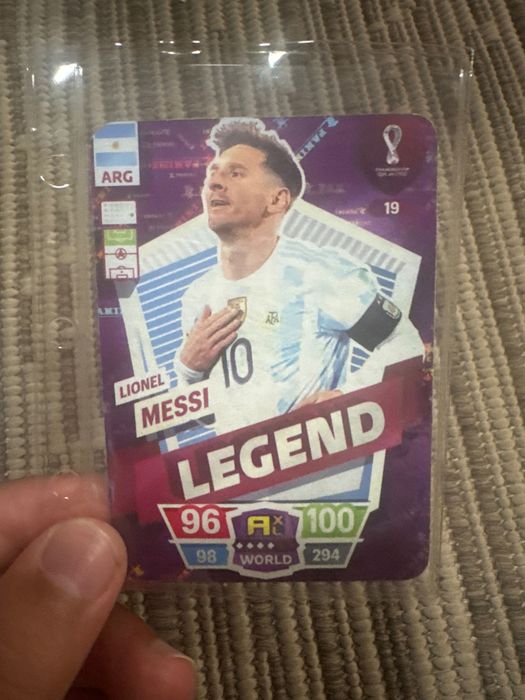 Cromos de 2022 relíquia. Lionel Messi legend e Cristiano Ronaldo legend. Inclui plástico de guardar cartas raras