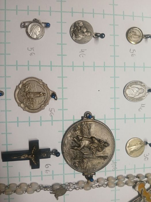 Medalhinhas e outros items religiosos