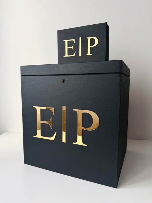 Duże czarne pudełko na koperty obrączki personalizacja pleksi złote