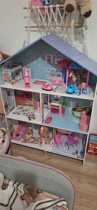 Domek dla Barbie plus lalki i szafa z akcesoriami
