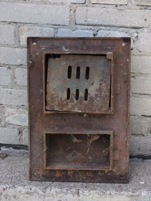 Stare żeliwne drzwiczki piec, wędzarnia