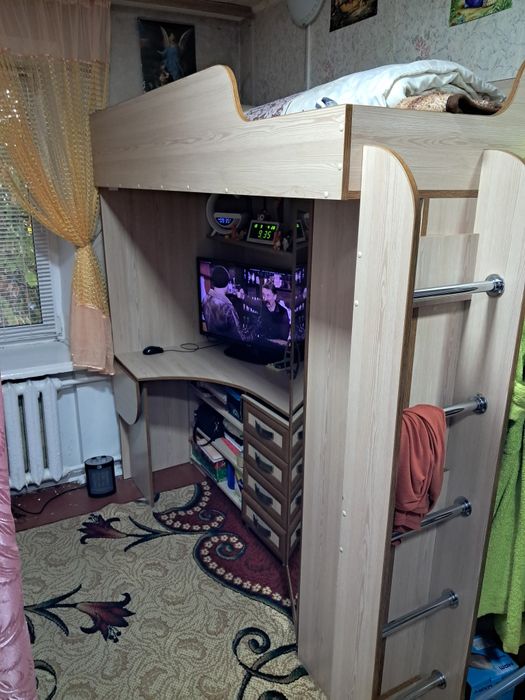 Кровать ,шкаф,столик