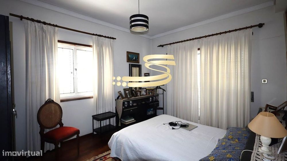 Moradia com anexos, garagem e excelente área de terreno