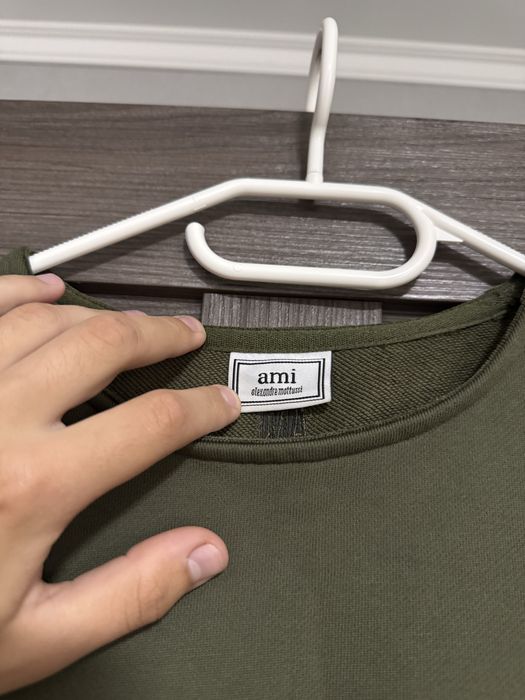 Продам свитшот Ami