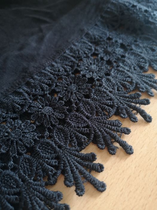 Czarna koszulka z koronką