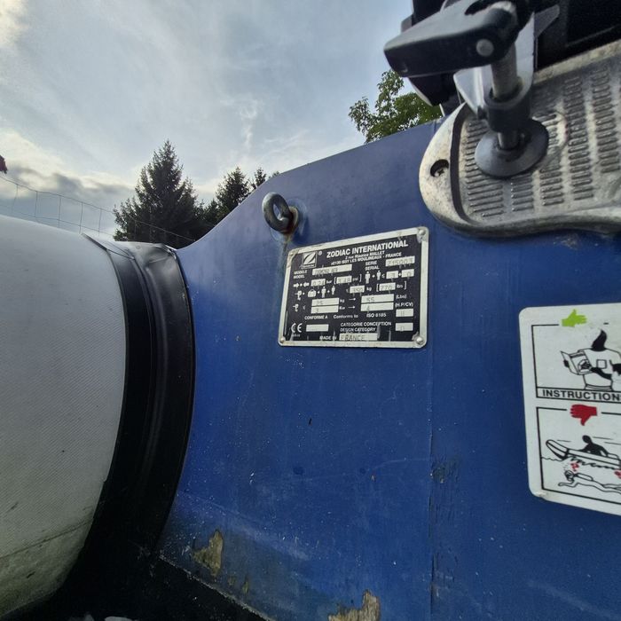 Ponton z zaburtowanym silnikiem spalinowym przyczepka Yamaha