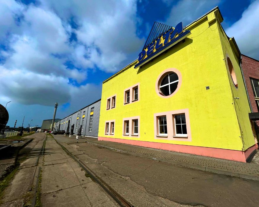 hala z dostępem do nabrzeża portowego