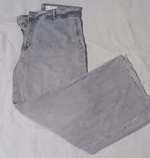 Calças jeans azul clarinho.