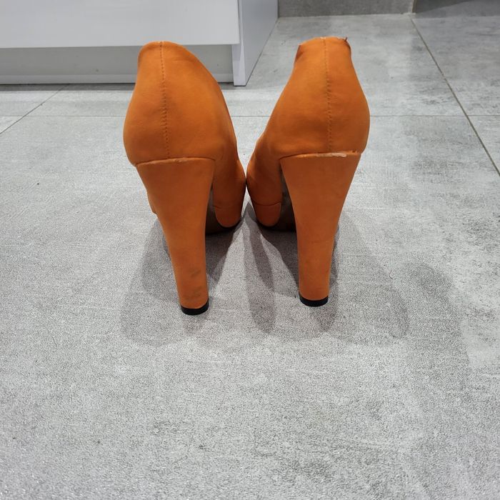 Buty na obcasie .