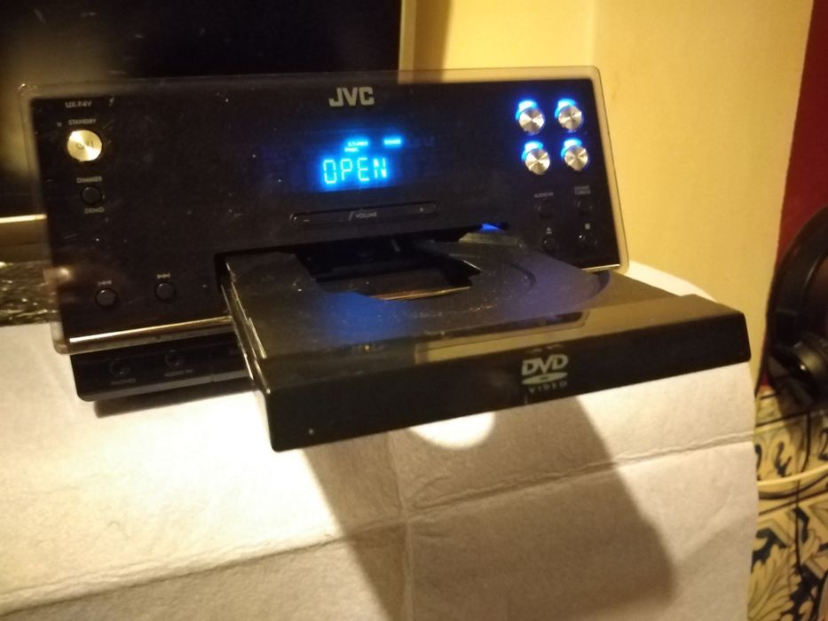Amplificador JVC com rádio RDS