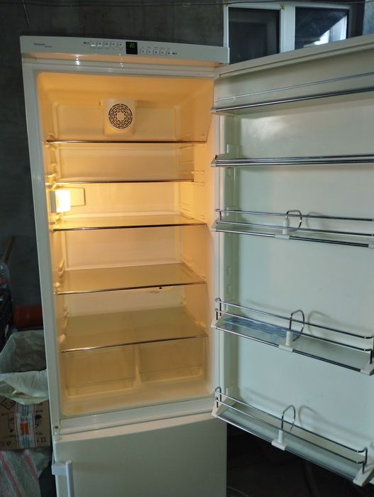 Холодильник LIEBHERR продам.
