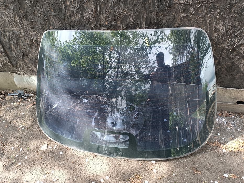 Скло заднє Форд Мондео мк2 Ford Mondeo mk2