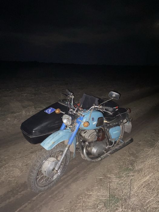 Семіз қара әйел еркекке бау байлайды