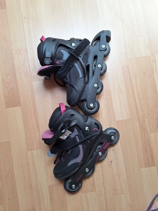 Patins pretos com detalhes em rosa- OXELO