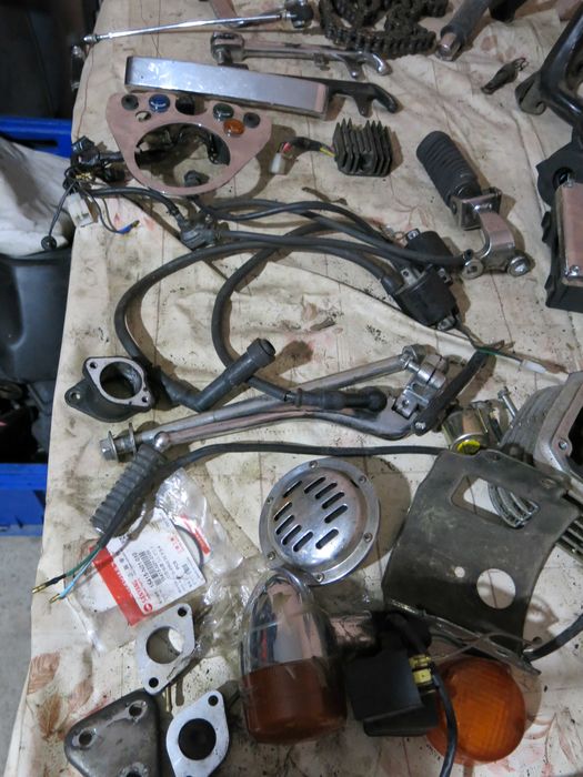 Stopki boczne Sym Husky 125.