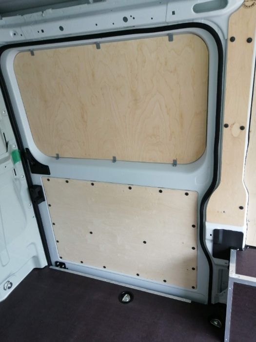 Zabudowa przestrzeni ładunkowej w samochodach Fiat Ducato L2H2