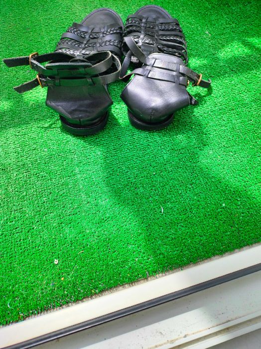 Czarne sandały ze skóry naturalnej Peacocks