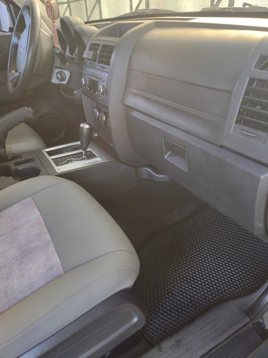 Ексклюзивний автомобіль Dodge Nitro у гарному