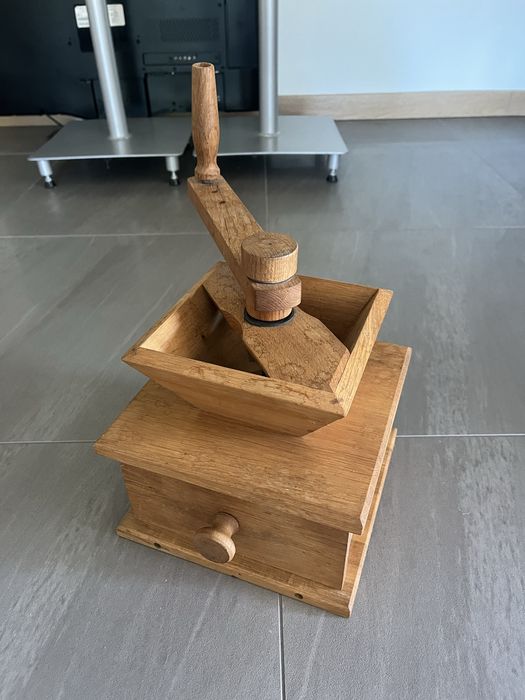 Zabytkowy/ozdobny młynek do zboża. Ładny!
