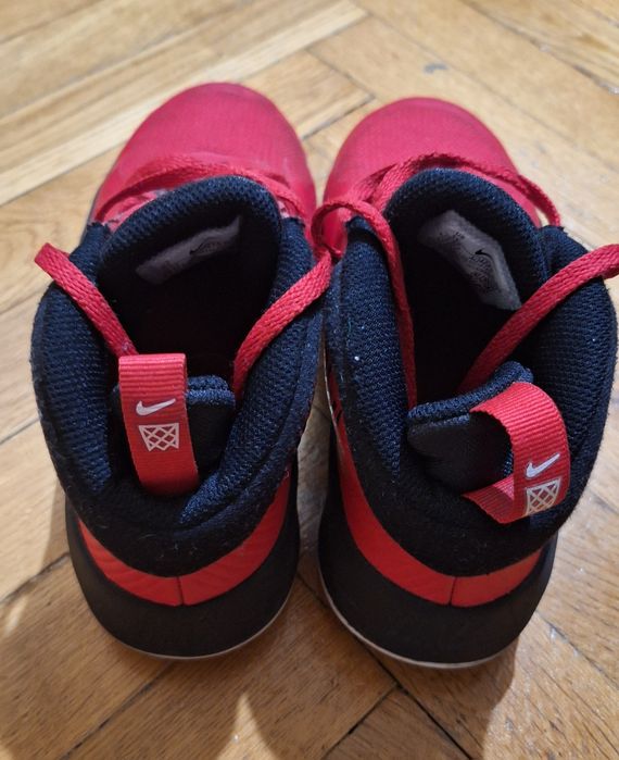 Buty koszykarskie NIKE TeamHustle rozmiar 37.5