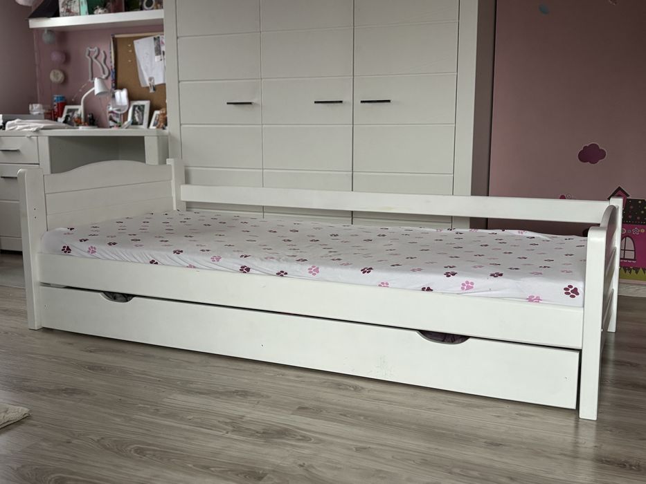 Białe łóżko drewnianoe 200x90