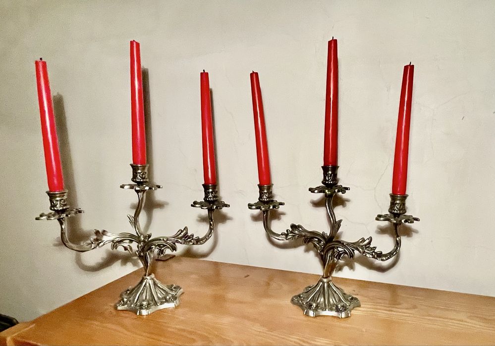Par de candelabros de três braços ornamentados - estanho