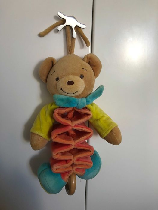 Boneco de pendurar com musica Kaloo - urso com acordião