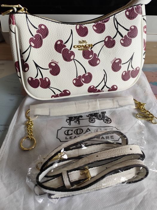 Mala da Coach original padrão de cerejas  super tendência e muito elegante.