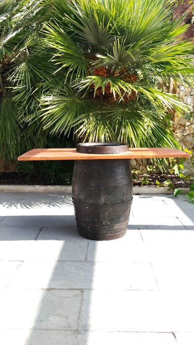 Mesa Rústica com Barril de Madeira