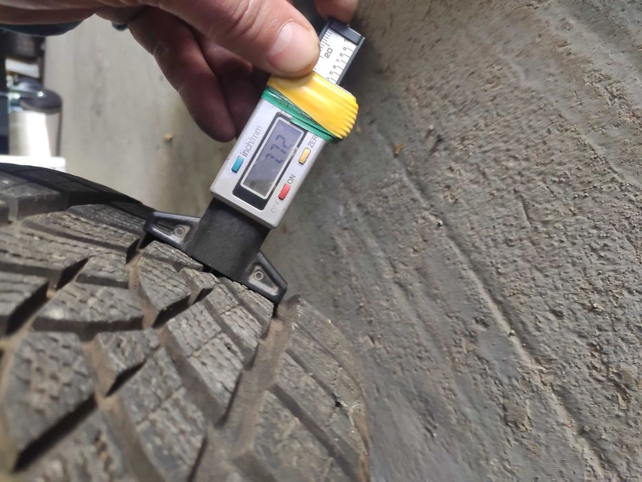 opony zimowe- 4szt. - 215/60R16 Goodyear