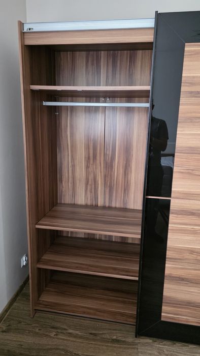 Sypialnia - szafa, komoda, łóżko, stoliczki nocne