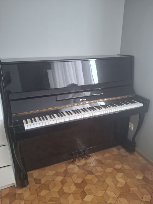 Pianino Zarja z pełną metalową płytą  (żeliwną)