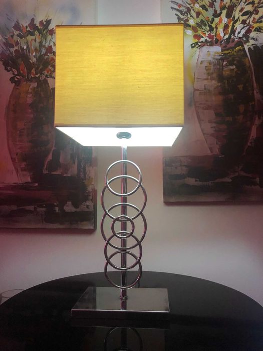 Candeeiro de mesa, base prata, abatjour beje