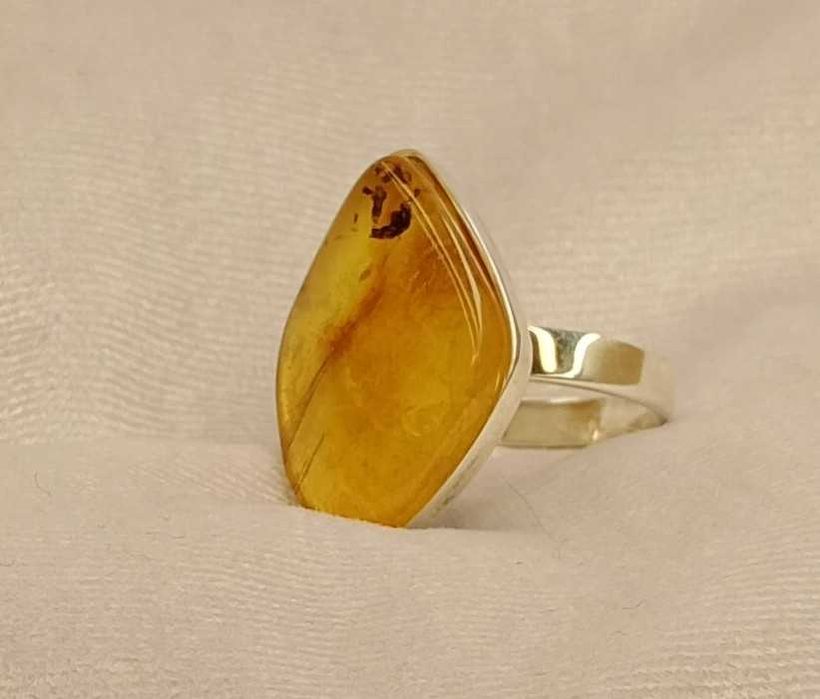 Srebrny pierścionek z bursztynem